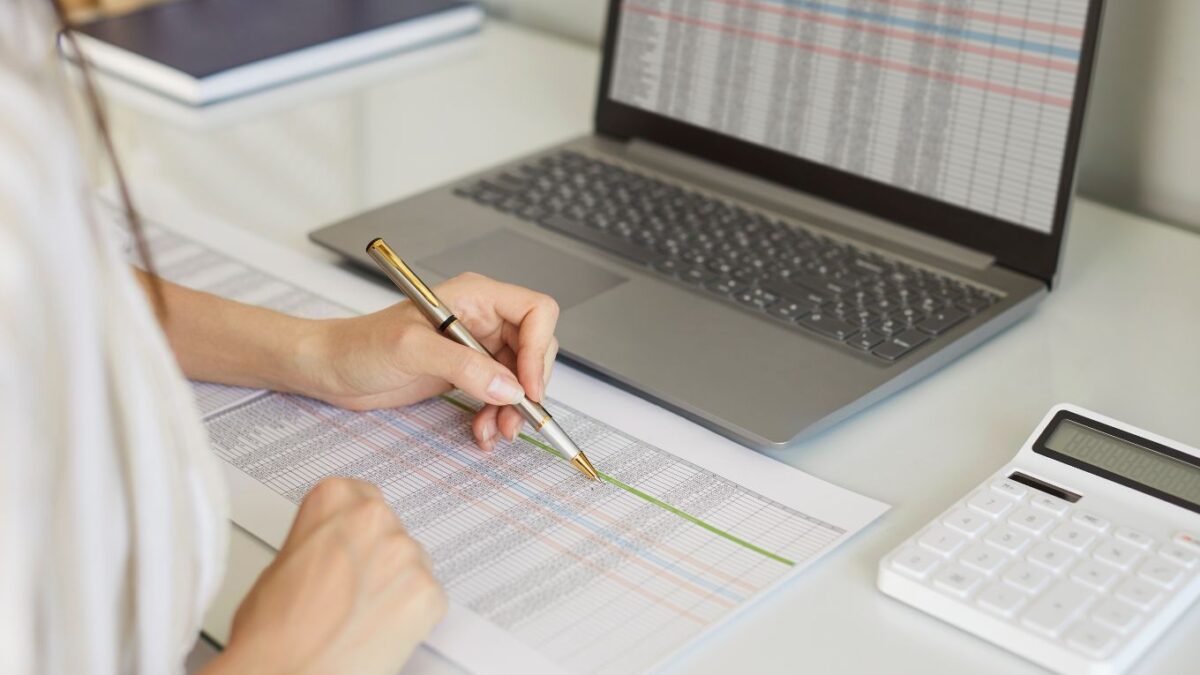 Mujer registrando su documentación