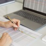 Mujer registrando su documentación