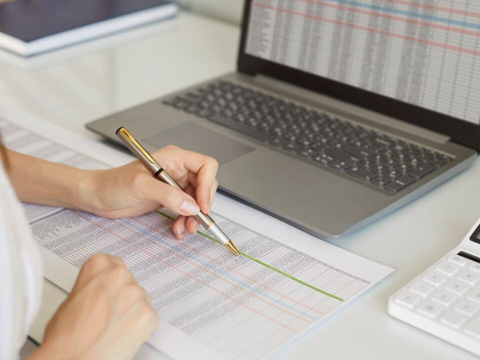 Mujer registrando su documentación